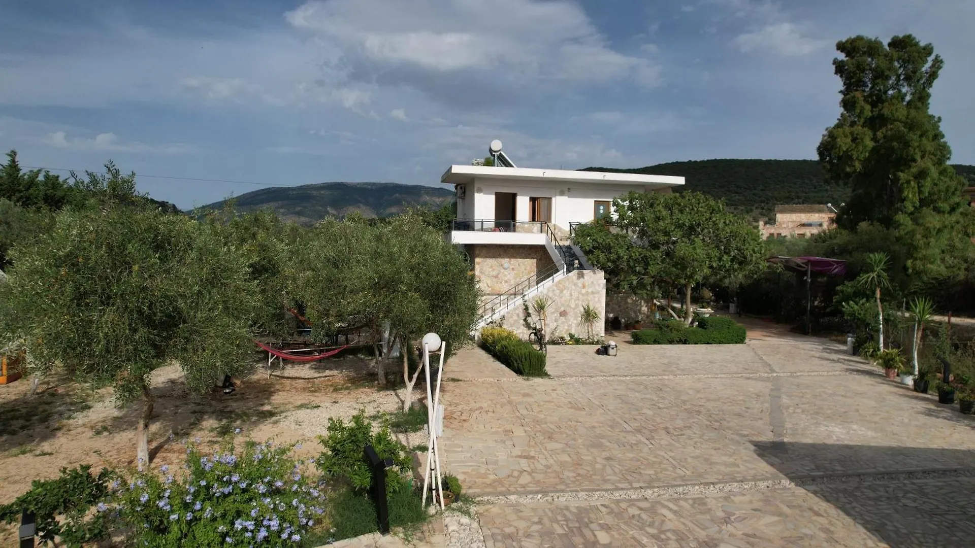 Garden Villa Lake Side&Glamping Ksamil