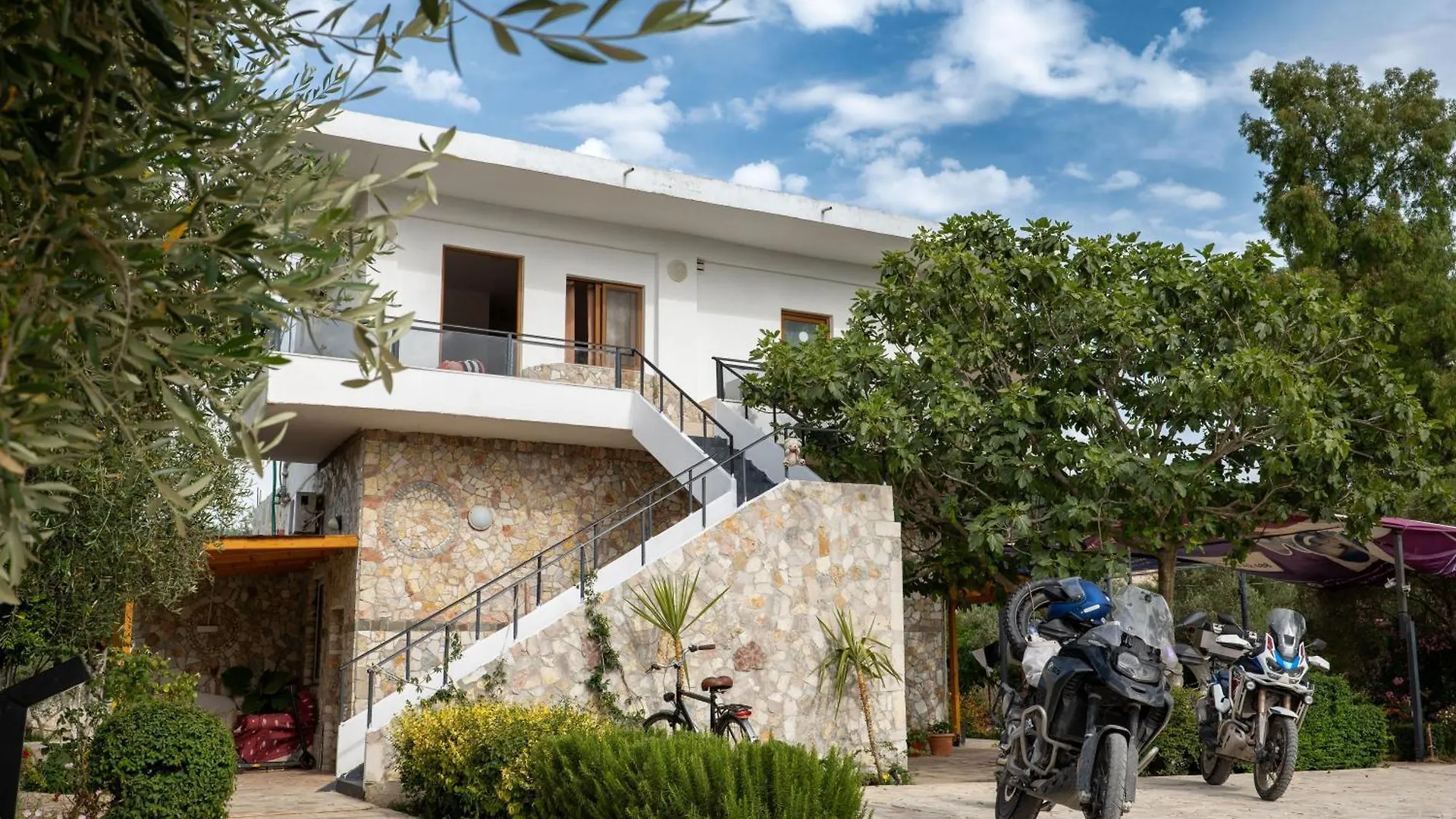 Garden Villa Lake Side&Glamping Ksamil 0*,