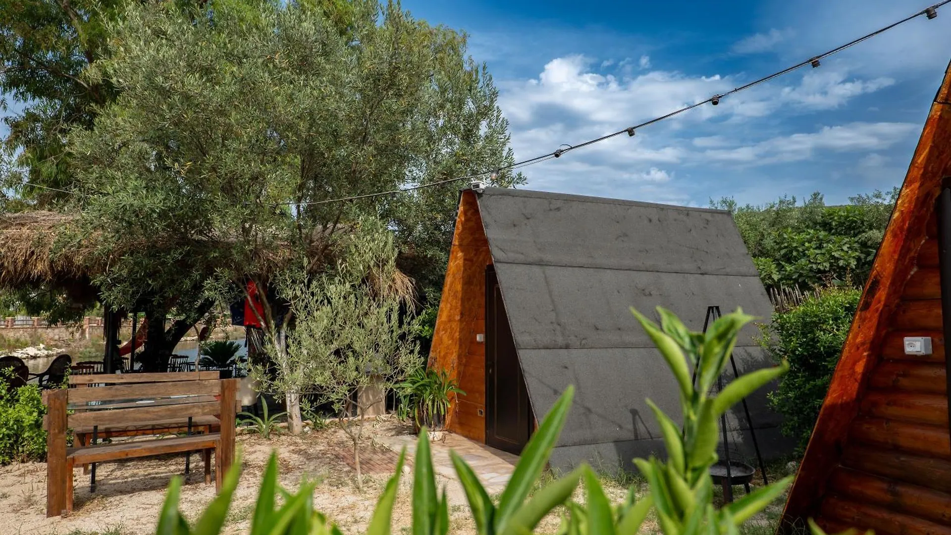 Apartahotel Garden Villa Lake Side&Glamping Ksamil